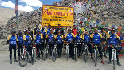 Kiren Rijiju leads the Tri-colour Yatra from Leh to Khardungla