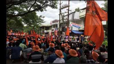 Police block Hindu Aikyavedi march to Sathyasarani in Manjeri