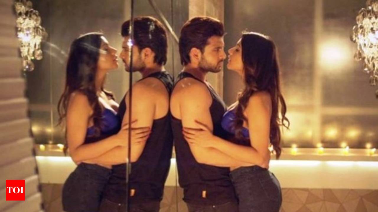 Karan Kundra, Ruhi Singh share a passionate lip-lock in Do Chaar Din song -  Times of India