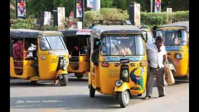 Auto driver returns Rs 5 lakh worth of valuables to techie