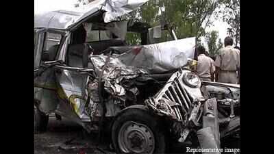 Five die as jeep rams into tree near Gondal | Rajkot News - Times of India