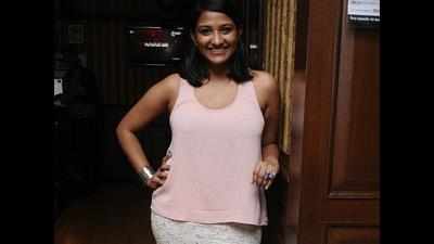 Nadisha strikes a pose for shutterbugs at this party at 10 Downing Sreet, Chennai