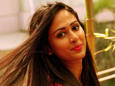 Aparna Vinod learns Tamil on the sets of Vijay film