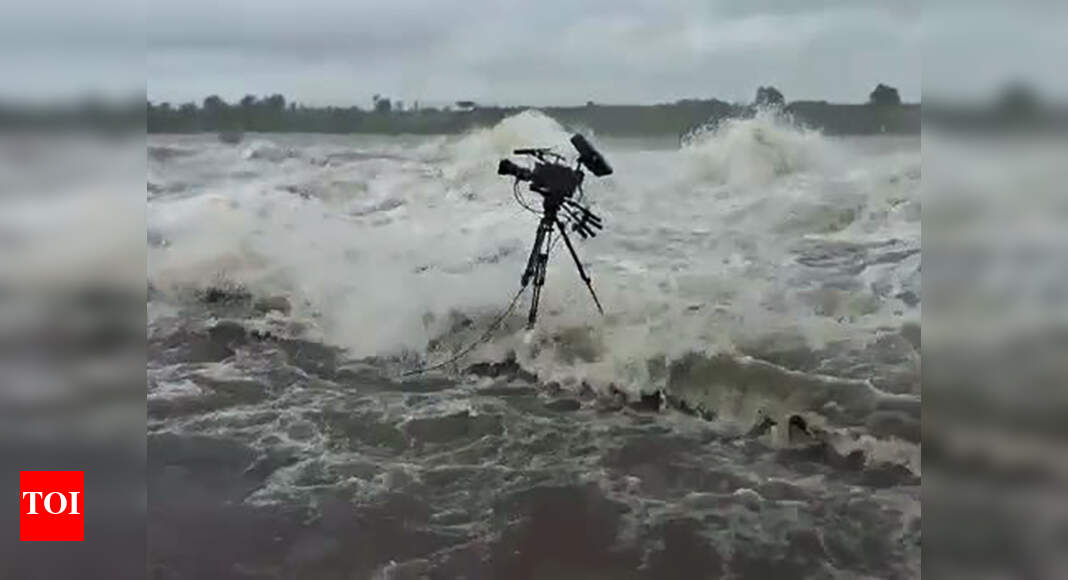 PM Modi notices danger, saves DD cameraman from being washed away ...