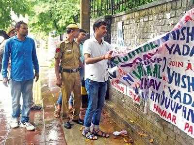 Delhi Police counters poster campaign with poster-removing campaign in ...