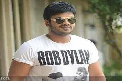 Actor Manoj tries a coolie avatar - Times of India