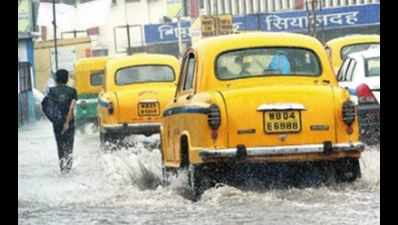 Heavy downpour chokes Kolkata city