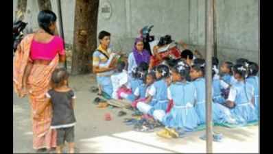 Man chucks Rs 3.5 lakh salary to teach at footpath school