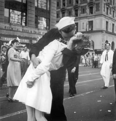 Nurse kissed in iconic World War II photo dies
