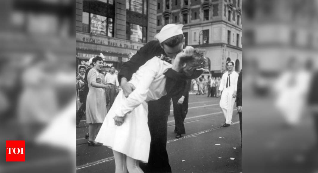 Nurse kissed in iconic World War II photo dies - Times of India