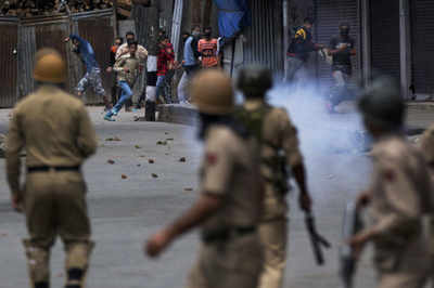 Fresh clashes in south Kashmir, dozens injured