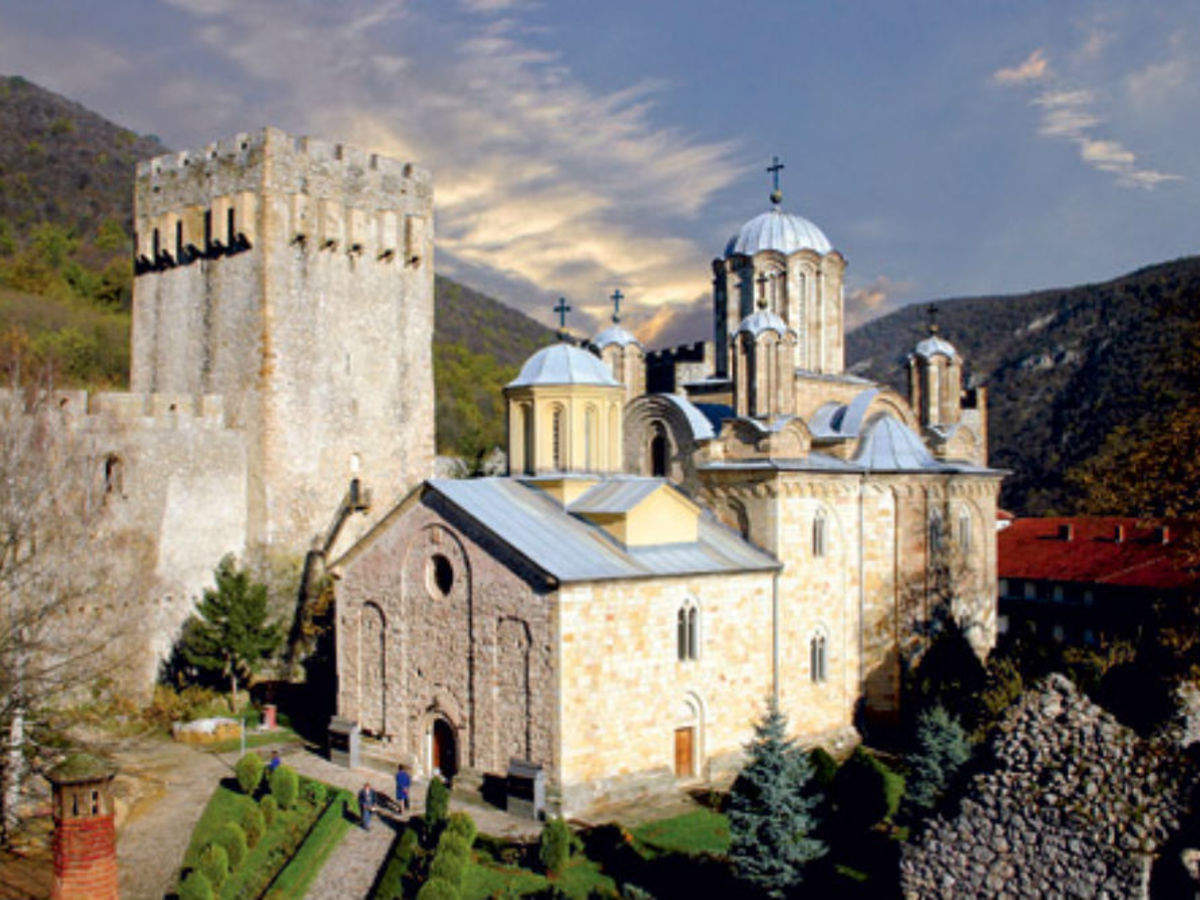 Крупнейший православный монастырь в европе. Монастырь Раваница Сербия. Монастырь Манасия. Монастырь Джунис Сербия. Чентранский монастырь Сербия.