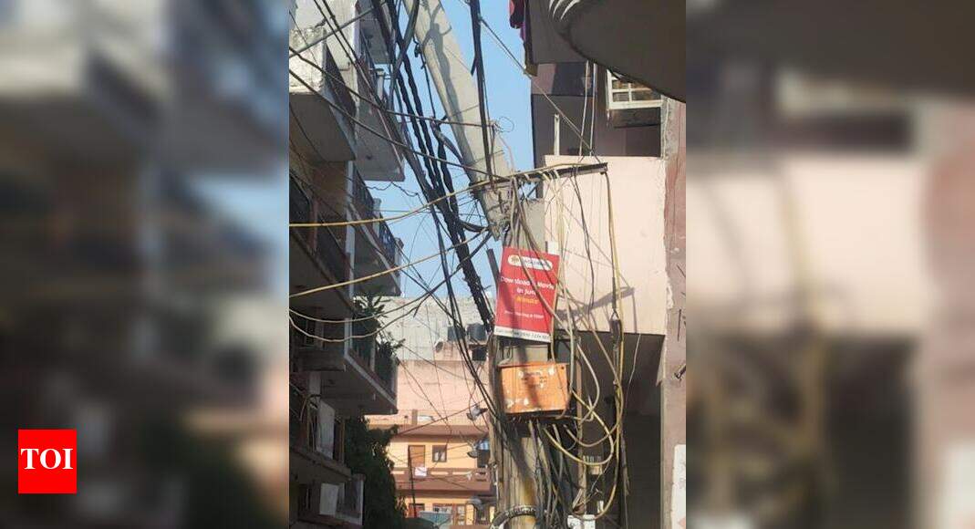 Broken pole a safety hazard - Times of India