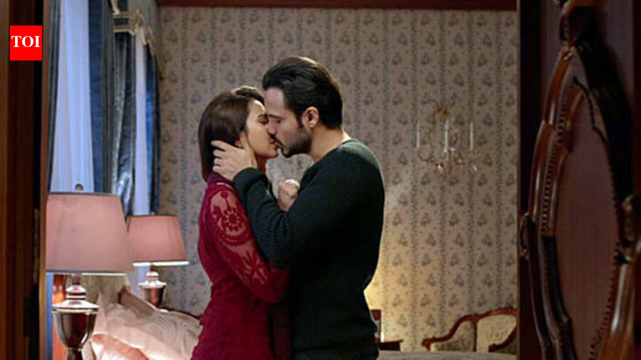 Movie Raaz Reboot Movie Review 2016, Story, Trailers | Times of India