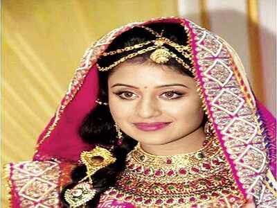 TV's Jodha aka Paridhi Sharma is pregnant; flaunts her baby bump