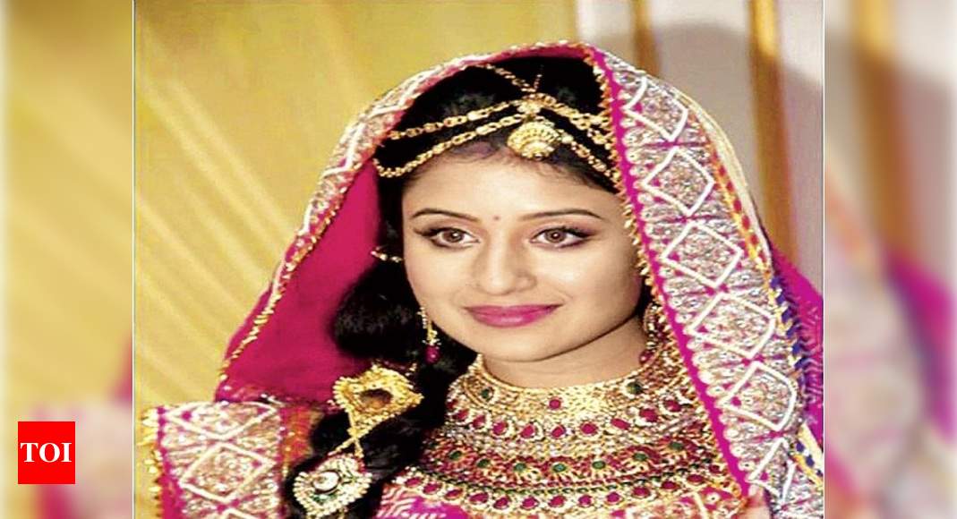 TV's Jodha aka Paridhi Sharma is pregnant; flaunts her baby bump