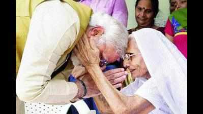 Birthday blessings for PM Narendra Modi at mom's feet