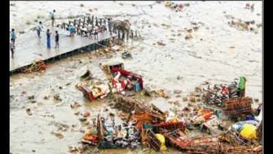 Immersion aftermath: Half-immersed idols pile up on Tapi riverbed