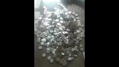Car full of fake Rs 5 coins seized