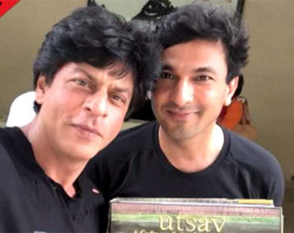 
Shah Rukh Khan poses with celebrity chef Vikas Khanna
