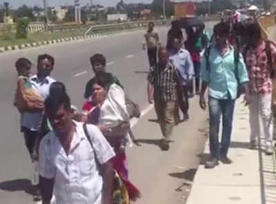 Cauvery fallout: People cross Karnataka-Tamil Nadu border on foot