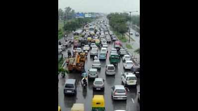 Amid evening rain, vehicles crawl on Ahmednagar Road