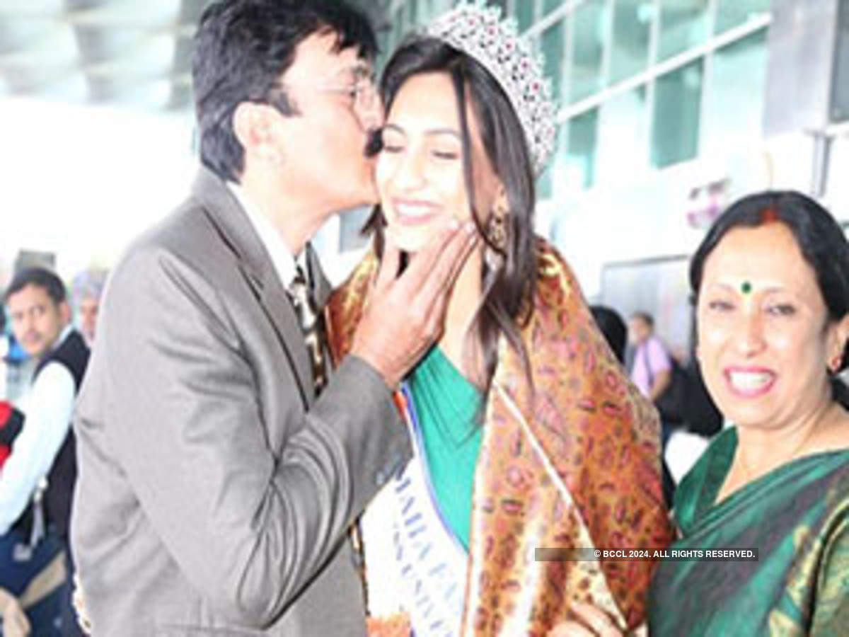 Miss Universe India Roshmitha Harimurthy S Homecoming Ceremony