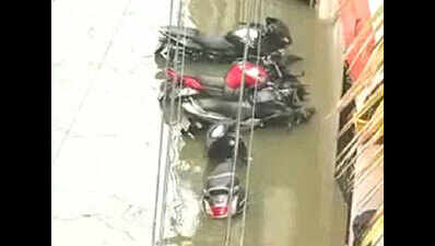 Hyderabad: Incessant rain leads to water logging