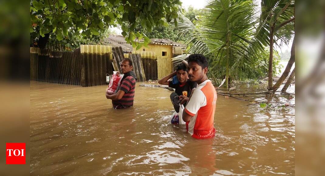 People stranded due to flooding in Vasai; rescued by firemen | Mumbai ...