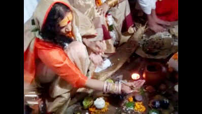 Kinnar Akhada performs historic ‘Pind-Daan’ for departed eunuchs in Varanasi