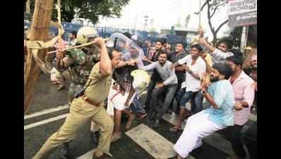 Lathi-charge at Cong protest leaves 6 hurt