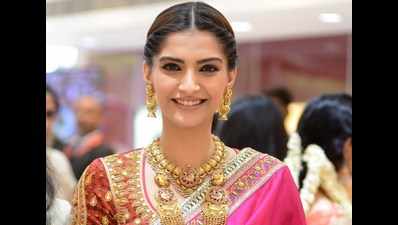 Sonam Kapoor looked stunning at the launch of Kalyan Jewellers at Anna nagar in Chenni