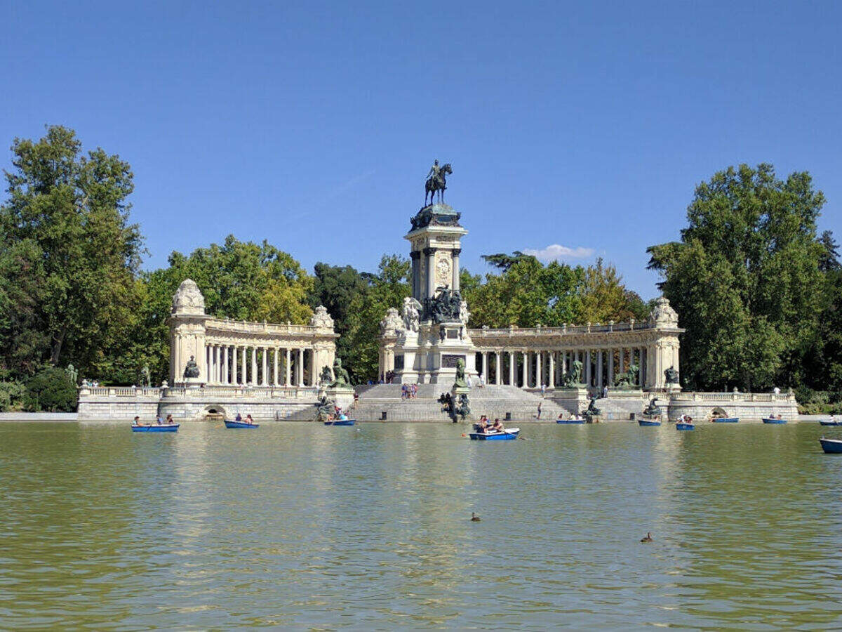 Retiro Park skip-the-line tickets and tour with an expert guide