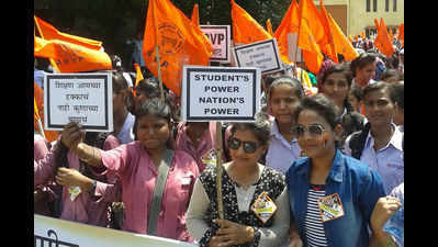 <arttitle><p>Students protest on streets against Nagpur University’s negligence on vital issues</p></arttitle>