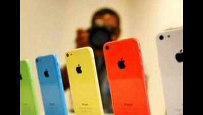 <arttitle><p>Mumbai trader trying to smuggle in 24 iPhone 7s arrested at Hyderabad</p></arttitle>