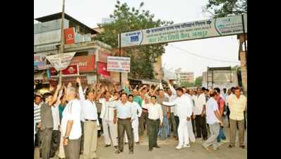 <arttitle><p>Rajasthan State Roadways Transport Corporation employees protest against privaye bus operation</p></arttitle>