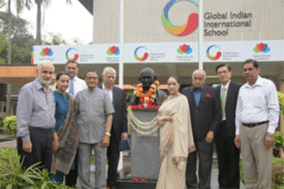 Indians in Singapore pay tributes to Mahatma Gandhi