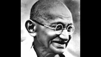 Guv, ministers show the way on Gandhi b'day