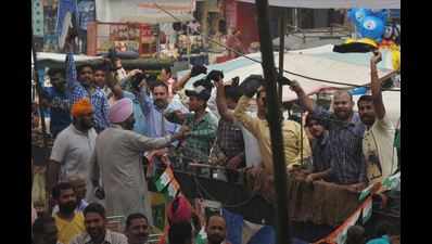 Congress workers show black flags, raise slogans against Manish Tiwari