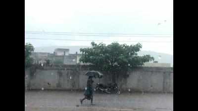 <arttitle><p>Heavy rains lash Saurashtra, man swept away near Morbi</p></arttitle>