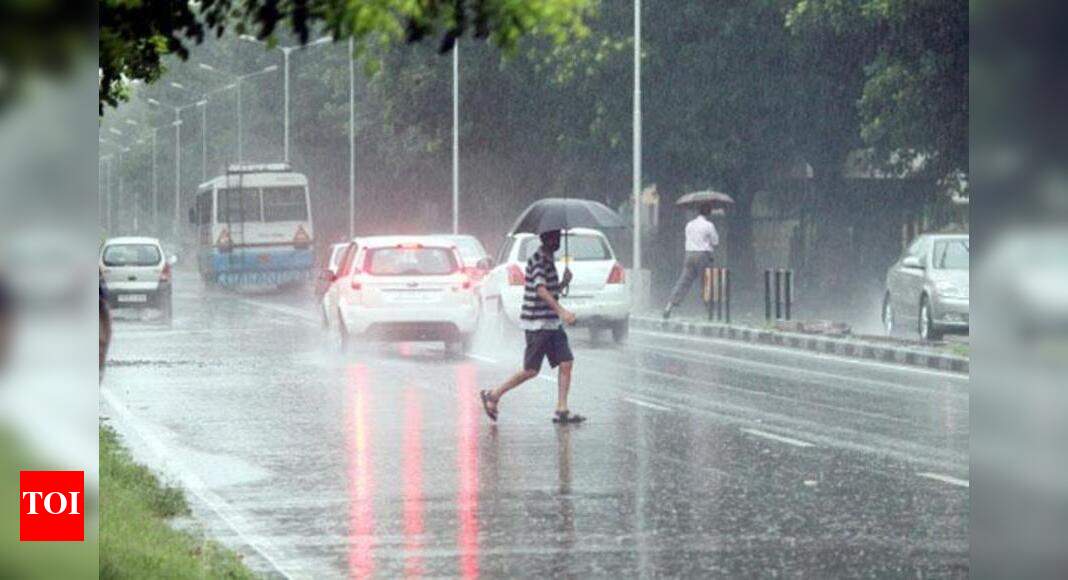 VIPs, rain and festive shoppers clog roads | Delhi News - Times of India