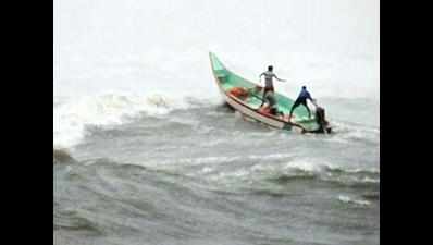 <arttitle><p>Lankan Navy attacks TN fishermen; sinks boat, snaps nets</p></arttitle>