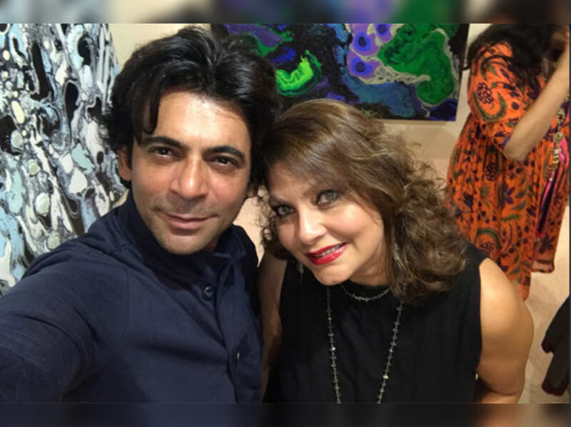 Sunil Grover S Fan Moment With Jumma Chumma Girl Kimi Katkar Times Of India jumma chumma girl kimi katkar