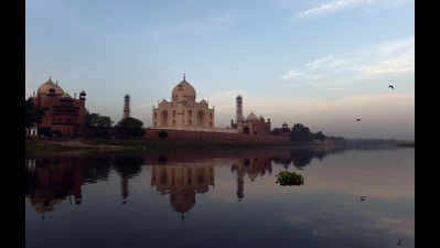 Open mass burning of garbage in Agra discolouring Taj Mahal, causing 713 premature deaths annually
