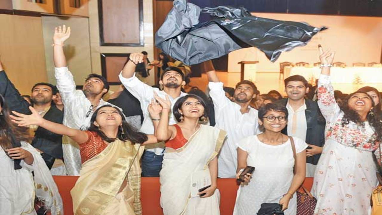 A first for IIMs: Ethnic wear in, ceremonial black gowns out, at  IIM-Kozhikode convocation - The South First