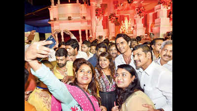 Arjun Rampal celebrates Navratri at Dagdi Chawl in Mumbai