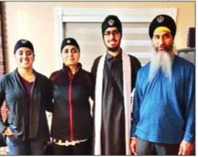 Canadian school allows Sikh boy to wear kirpan - Times of India