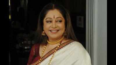 Kirron Kher hands keys to the shopkeepers of books market