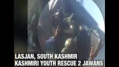 Srinagar: Youth rescue jawans after army truck meets with accident