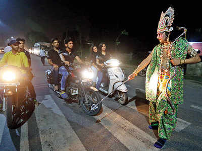 Gurgaon gets road safety lessons from Raavan!